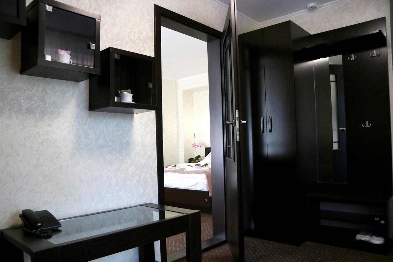 Hotel Tourist Rivne Exterior foto